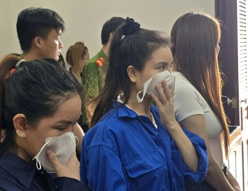 Đinh Thị Thanh Tuyền (giữa) tại tòa. Ảnh: Tuổi Trẻ