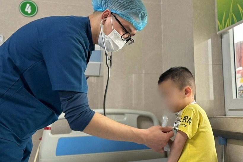 Bác sĩ thăm khám cho bệnh nhân. Ảnh: Dân Trí.