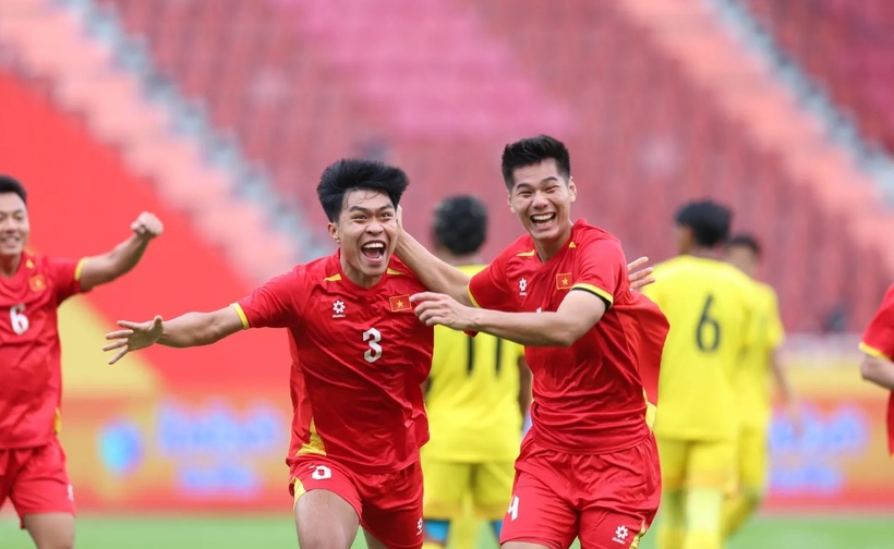 Không nằm ngoài dự đoán, U22 Việt Nam thi đấu vượt trội và có bàn thắng từ sớm trước U22 Malaysia. (Ảnh: Kinh tế & Đô thị)