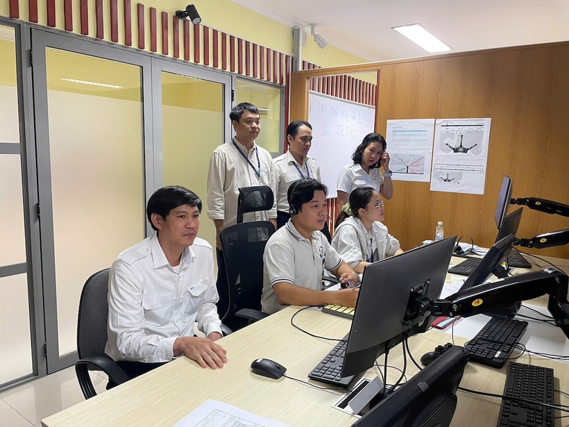 Các kiểm soát viên không lưu tham gia buổi huấn luyện tại phòng huấn luyện trên hệ thống mô phỏng giả định