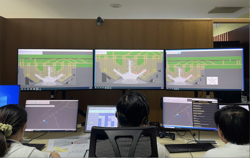 Hình ảnh tại phòng huấn luyện trên hệ thống mô phỏng giả định trong buổi huấn luyện kiểm soát viên không lưu