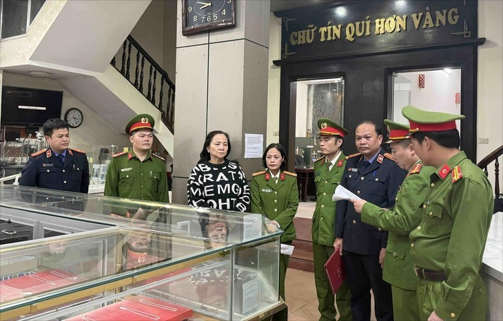 Cơ quan công an tống đạt quyết định khởi tố bị can, bắt tạm giam đối với bà Lê Thị Thu Hương. (Ảnh: Cơ quan công an)