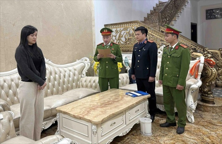 Cơ quan công an tống đạt quyết định khởi tố bị can, bắt tạm giam đối với Nguyễn Thu Nga. (Ảnh: Cơ quan công an)