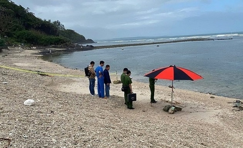 Hiện trường vụ thi thể trôi dạt vào bờ biển xã Đông Sơn, tỉnh Quảng Ngãi. Ảnh: Lao động