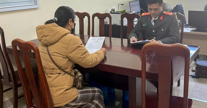 Công an xã Hữu Lũng làm việc với trường hợp tung tin bịa đặt về vụ án mạng liên quan đến đối tượng Đoàn Văn Sáng.(Ảnh: Công an xã Hữu Lũng)