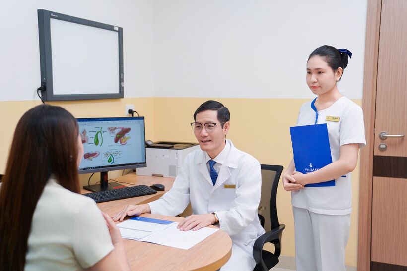 TS.BS Nguyễn Thanh Quân - Trưởng khoa Ngoại Tiêu hóa - thăm khám cho khách hàng.