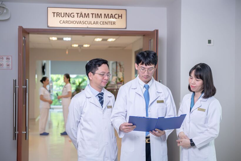 Công việc thường ngày của TS.BS Đoàn Đức Dũng.