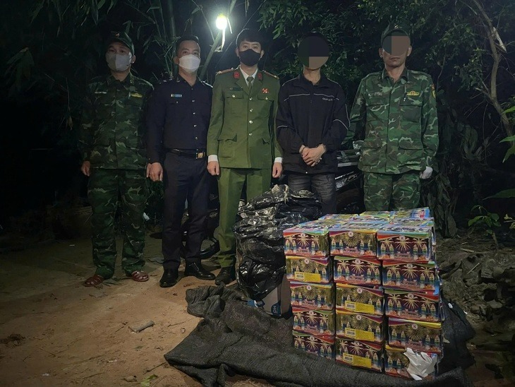 Đối tượng N.Q.B (thứ 2 từ phải sang) bị bắt giữ cùng tang vật pháo lậu. Ảnh: Lao động