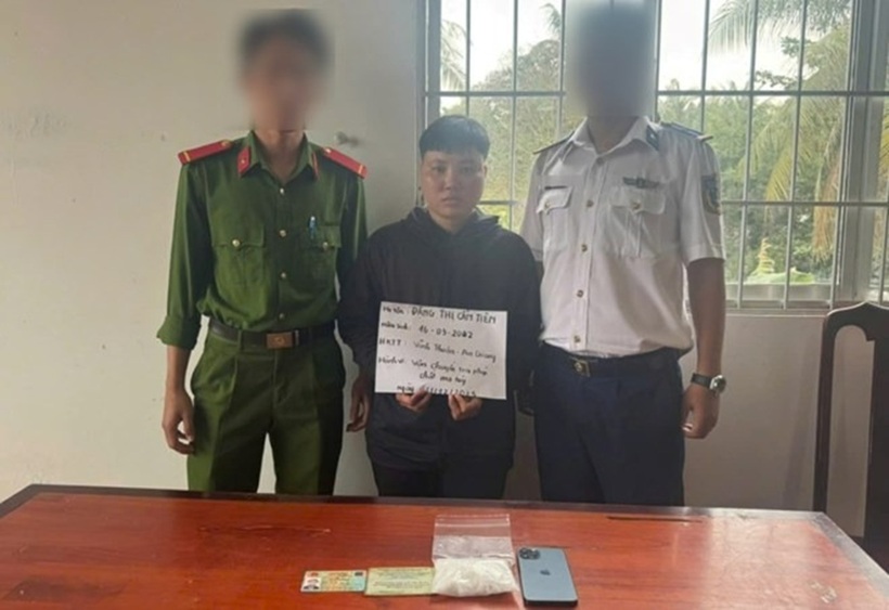 Đặng Thị Cẩm Tiên bị bắt quả tang có hành vi vận chuyển trái phép chất ma túy. Ảnh: Lao động