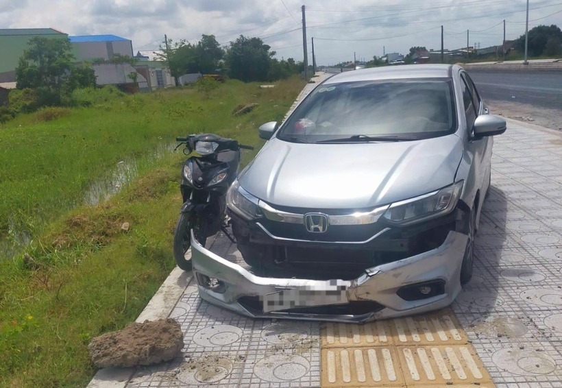 Xe ô tô của người dân bị hư ở phía trước do các đối tượng dùng hung khí tấn công. (Ảnh: CATN)