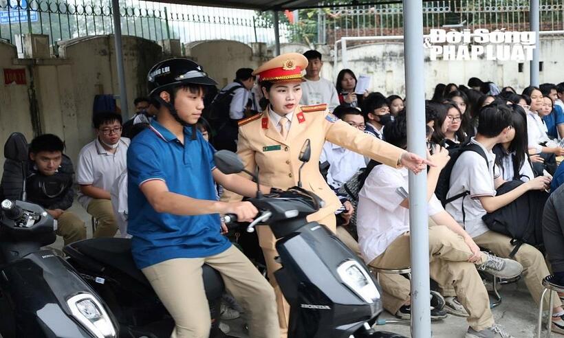 Thiếu tá Đoàn Ngọc Huyền hướng dẫn học sinh trường THPT Trung Vắn tham gia thực hành lái xe.