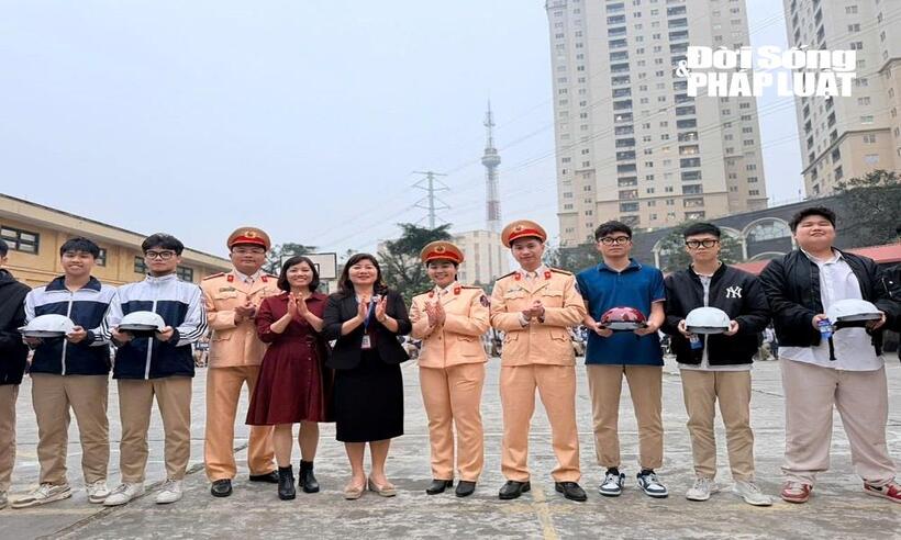 Kết thúc chương trình, Ban tổ chức đã trao tặng 30 mũ bảo hiểm và 100 quyển vở cho học sinh của trường.