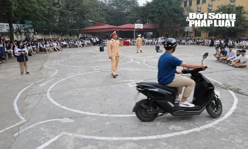 Phần thực hành diễn ra tại sân trường, nơi học sinh trực tiếp điều khiển phương tiện trong sa hình.