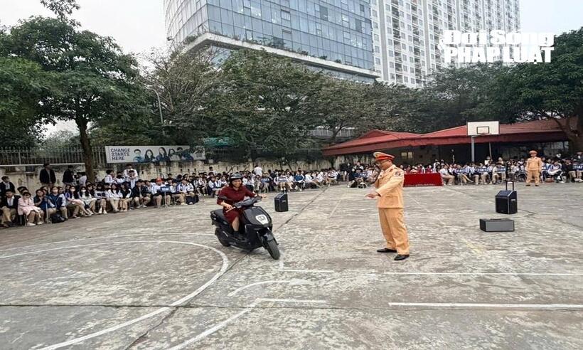 Thầy cô của trường THPT Trung Văn cũng tham gia trực tiếp điều khiển phương tiện trong sa hình.