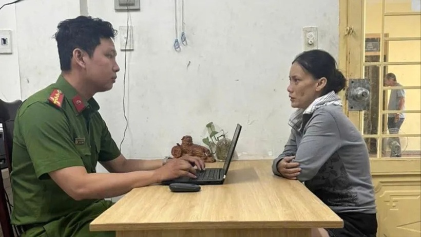 Công an lấy lời khai của bà Trâm. Ảnh: Pháp luật TP.HCM