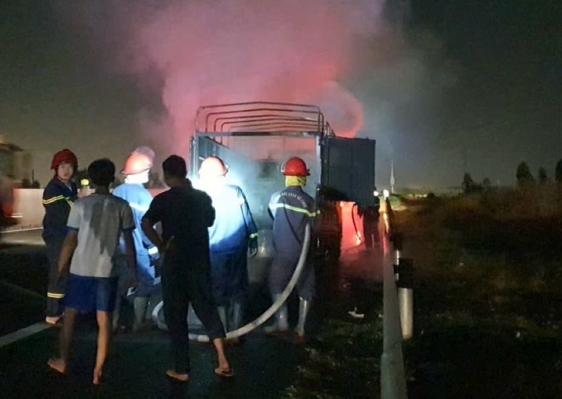 Lực lượng chức năng làm nhiệm vụ tại hiện trường. Ảnh: Sài Gòn Giải Phóng