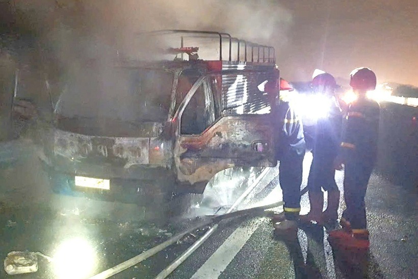 Hiện trường vụ xe tải bốc cháy ngùn ngụt trên cao tốc Phan Thiết – Dầu Giây. Ảnh: Dân Trí