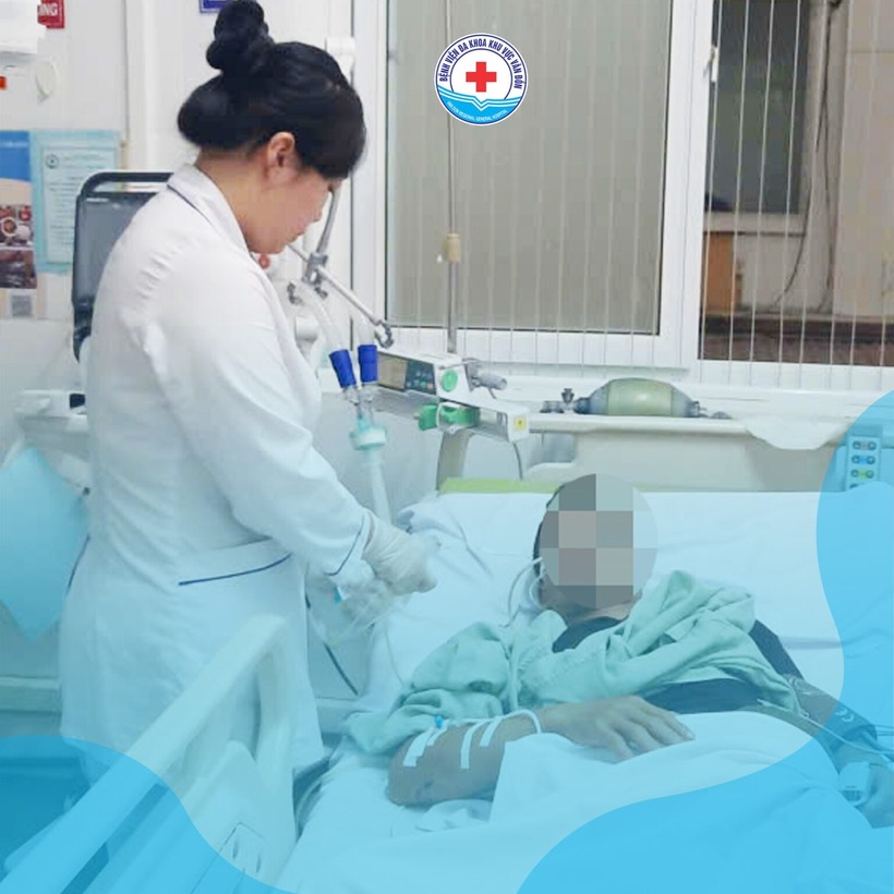 Bệnh nhân được các bác sĩ chăm sóc, điều trị. Ảnh: Bệnh viện Đa khoa khu vực Vân Đồn