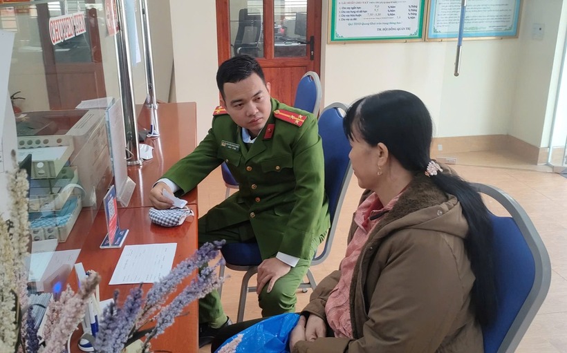 Sau khi được cán bộ Công an xã Vĩnh Lại tuyên truyền, giải thích, chị N.T.H đã nhận ra bản thân đang bị kẻ xấu giăng bẫy lừa đảo. (Ảnh: Cơ quan Công an)