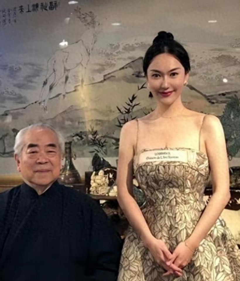 Nhà thư pháp bên người vợ kém 50 tuổi. Ảnh: Sohu.