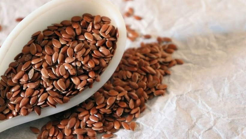 Hạt lanh có tác dụng cải thiện chức năng thận bằng cách làm giảm độ đặc của máu, giảm mức cholesterol và sưng tấy.