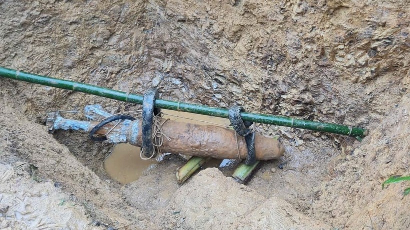 Bom MK81 được người dân phát hiện. (Ảnh: Dân Việt)