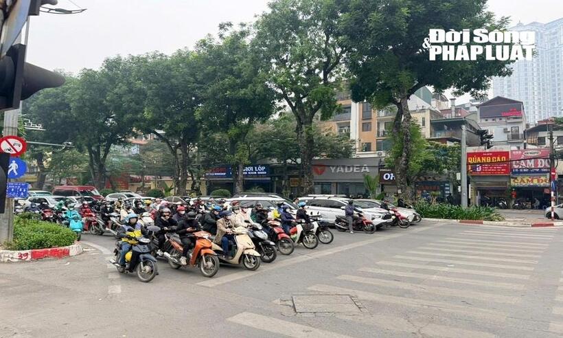 Dòng phương tiện dừng chờ đèn đỏ ngay ngắn tại khu vực đường Láng, hướng đi Ngã Tư Sở, đoạn rẽ vào cầu 361.