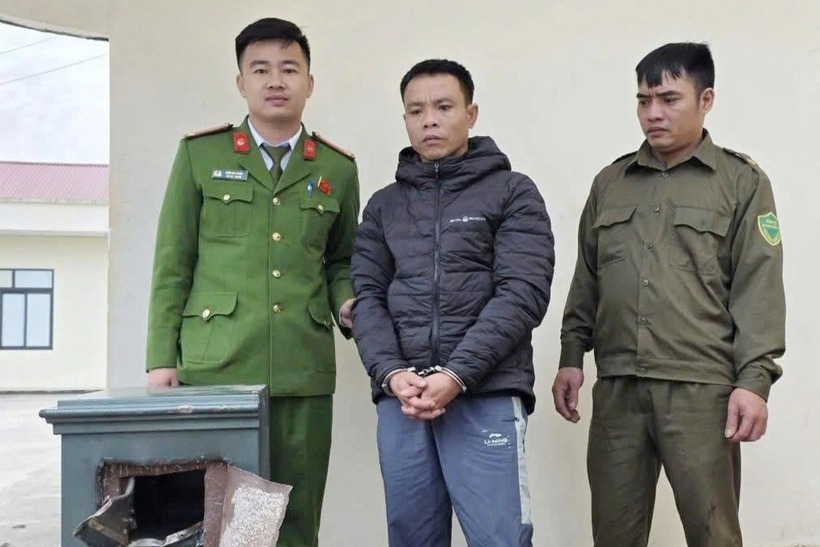 Đối tượng Lê Văn Năm (người ở giữa) và tang vật vụ án (Ảnh: Công an Thanh Hóa).