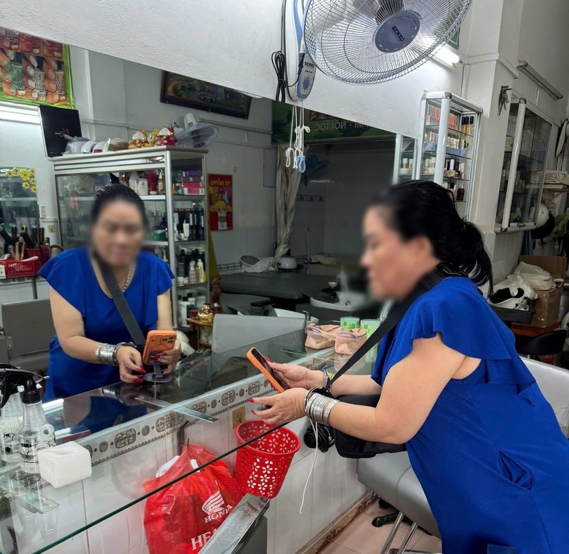 Trần Thị Kiều Loan cùng tang vật. Ảnh: Dân Việt