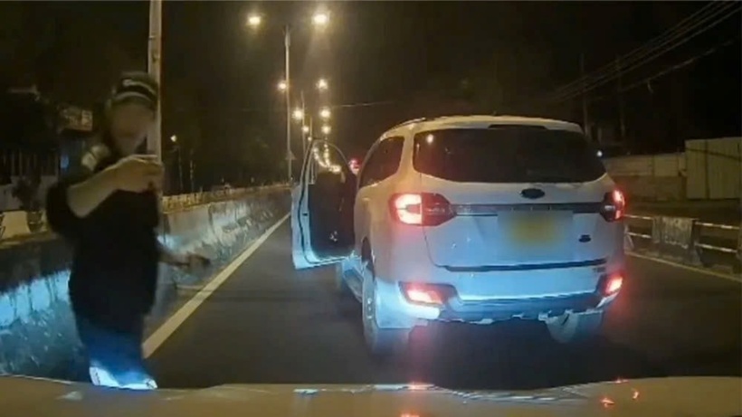Tài xế ô tô đã lớn tiếng lăng mạ, chửi bới và đe dọa hành hung người lái xe phía sau. Ảnh: VTC News.
