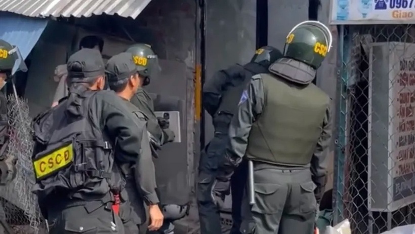 Lực lượng chức năng triển khai công tác khống chế, bắt giữ. Ảnh: PLO