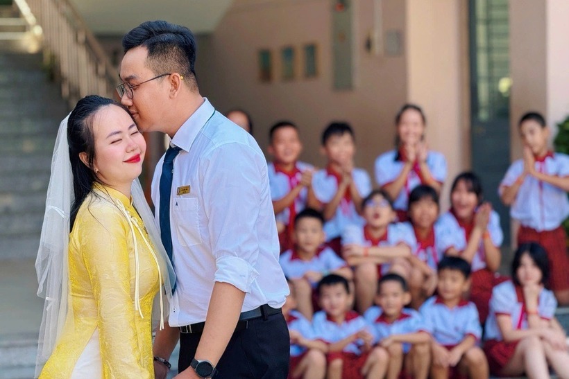 Học sinh 2 lớp do thầy Hậu và cô Nhung làm chủ nhiệm đều háo hức tham gia bộ ảnh đặc biệt này.