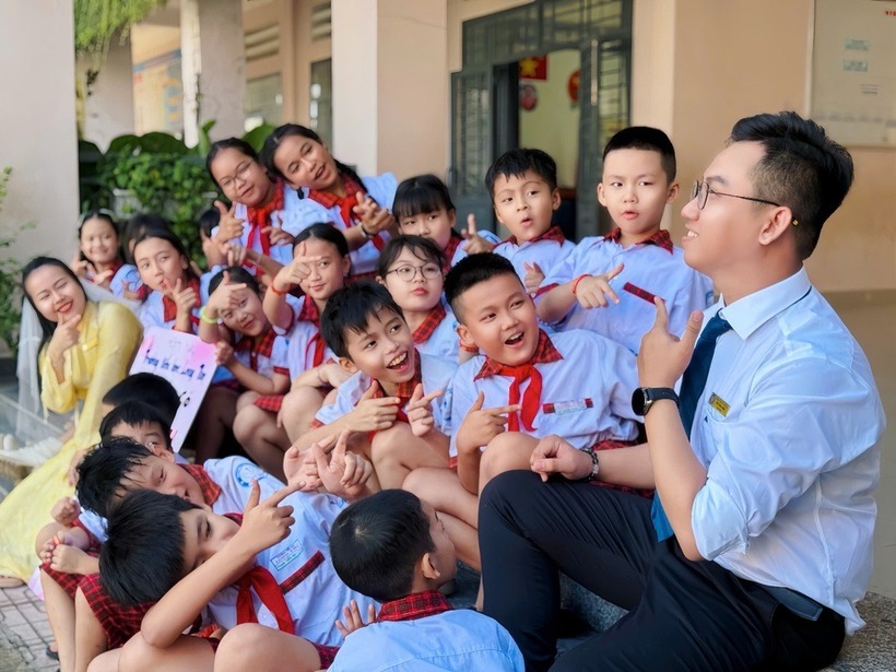 Những bức ảnh giản dị được chụp bằng điện thoại di động do một giáo viên trong trường thực hiện.