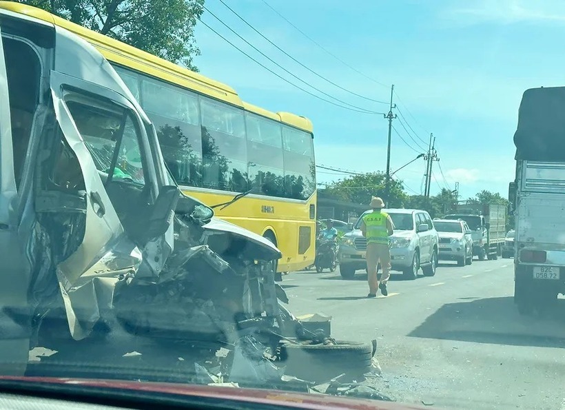 Cảnh sát có mặt tại hiện trường vụ tai nạn. Ảnh: PLO