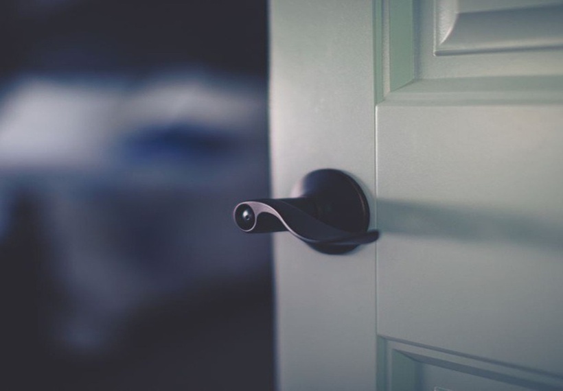 Việc đóng cửa khi đi ngủ vào ban đêm không không nằm ở một lựa chọn cố định cho tất cả mọi người, mà phụ thuộc vào điều kiện không gian sống, thói quen sinh hoạt, yếu tố an toàn và cảm nhận cá nhân.