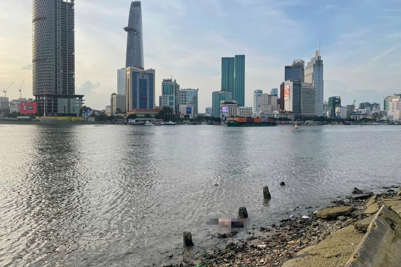 Vị trí phát hiện thi thể nam giới tại bờ sông Sài Gòn. Ảnh: Dân trí