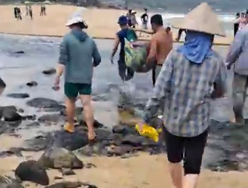 Thi thể anh T. được gia đình đưa về nhà lo hậu sự. Ảnh: Tiền phong