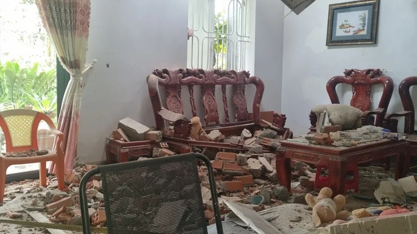 Phần mái nhà và tường phòng khách bị sập sau khi bị cây đè. Ảnh: Dân trí