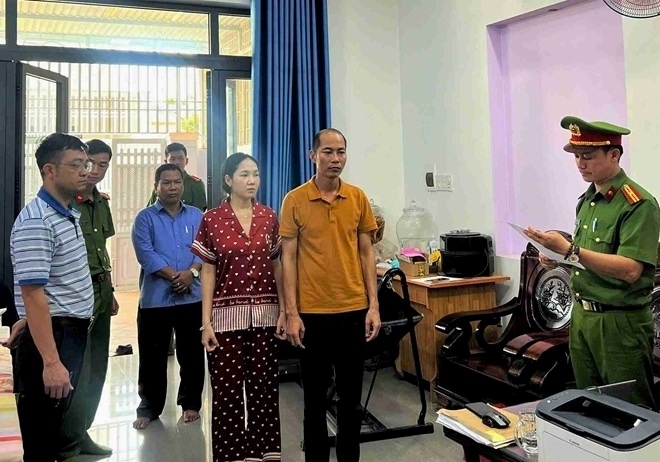 Cơ quan điều tra Công an tỉnh Lâm Đồng tống đạt quyết định khởi tố các bị can liên quan đến chuỗi phòng khám nha khoa chui lừa dối khách hàng. Ảnh: Lao động