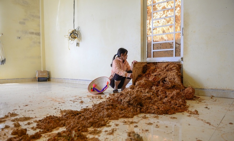 Đất từ taluy dương sạt lở, tràn vào nhà người dân. (Ảnh: Dân trí)