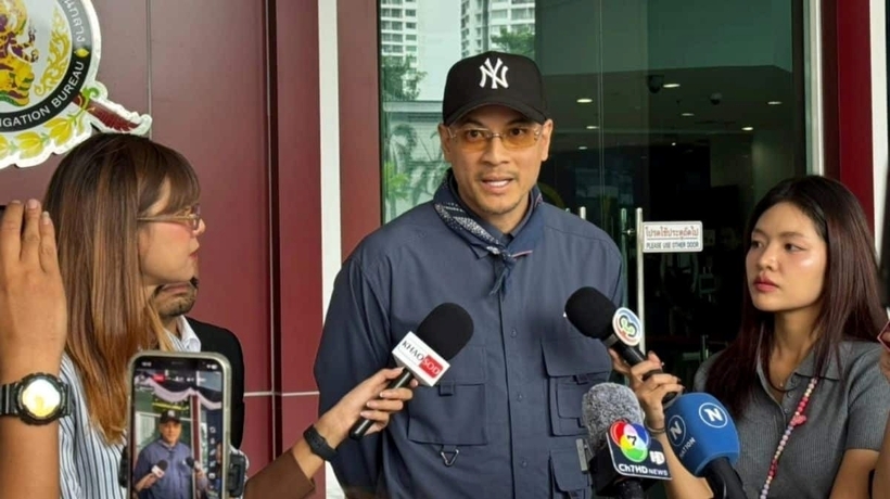 Nam rapper đình đám Thái Lan Prinya Intachai đến trình diện cảnh sát. Ảnh: The Thaiger