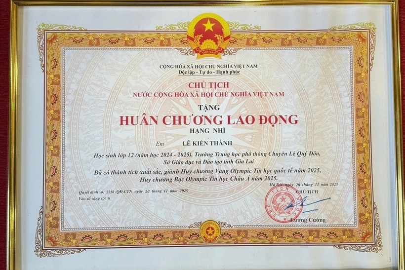 Chủ tịch nước tặng Huân chương Lao động hạng Nhì cho học sinh Lê Kiến Thành. Ảnh: Dân trí