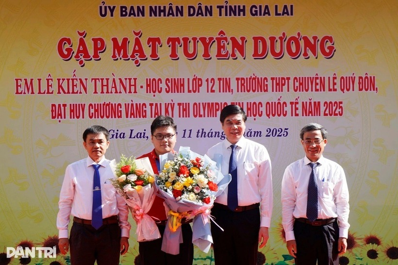 Lãnh đạo UBND tỉnh Gia Lai gặp mặt tuyên dương, trao thưởng cho em Lê Kiến Thành. Ảnh: Dân trí