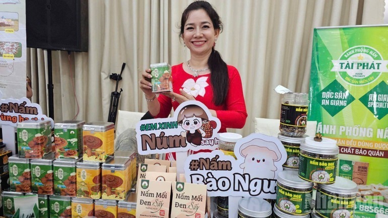 Chị Châu Thị Nương khởi nghiệp từ nấm sạch hữu cơ. Ảnh: Nhân dân