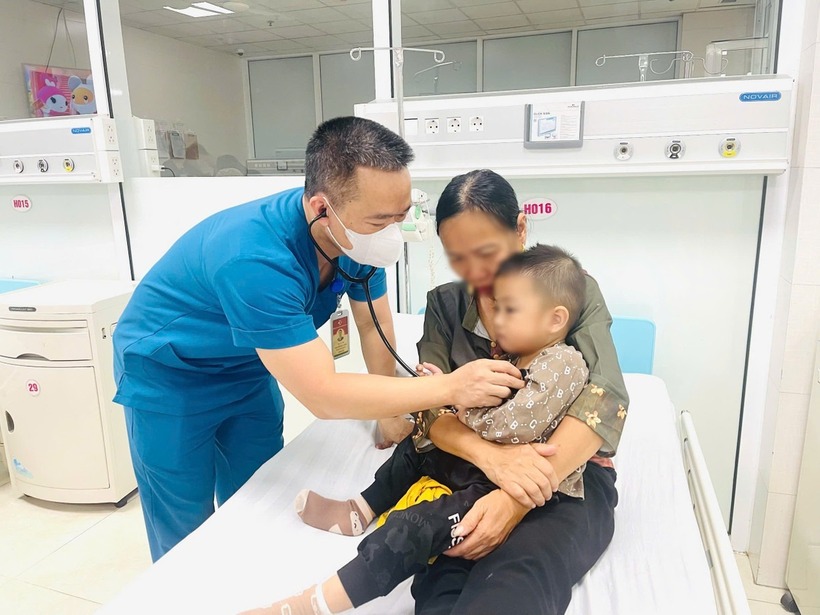 Bác sĩ thăm khám cho bệnh nhân. Ảnh: Tri Thức & Cuộc sống.