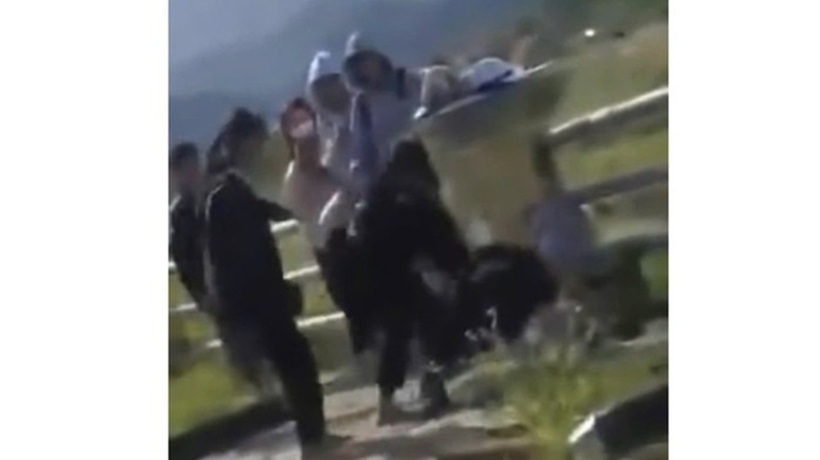 Em N. bị 4 học sinh đánh hội đồng. Ảnh: Người lao động