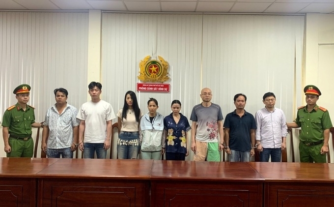 Nhóm người Hàn Quốc cùng các đồng phạm lúc tại cơ quan chức năng. Ảnh: VnExpress