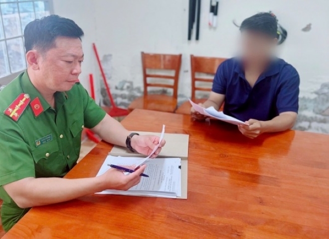 Công an làm việc với ông L. Ảnh: Người lao động