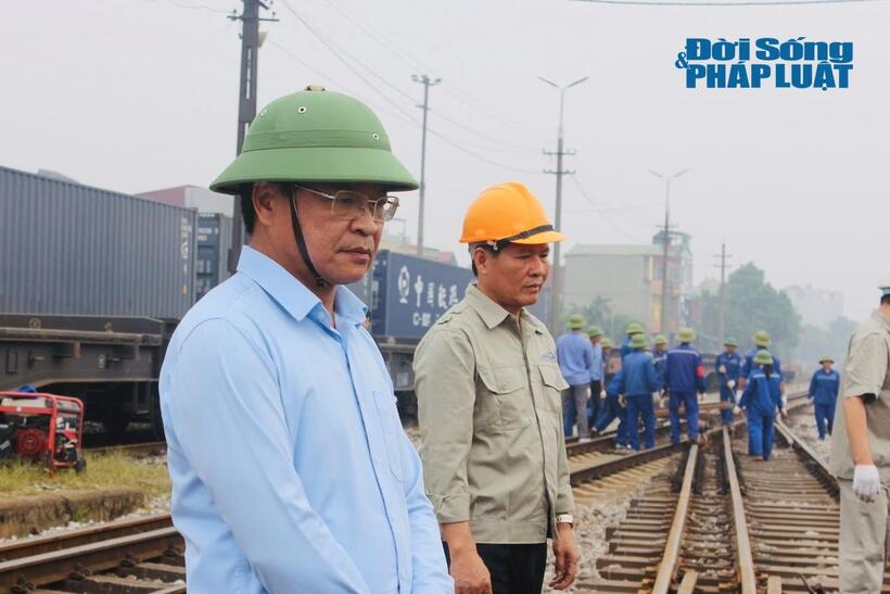 Ông Đặng Sỹ Mạnh, Chủ tịch Hội đồng thành viên VNR kiểm tra việc lắp đặt, vận hành băng tải đá