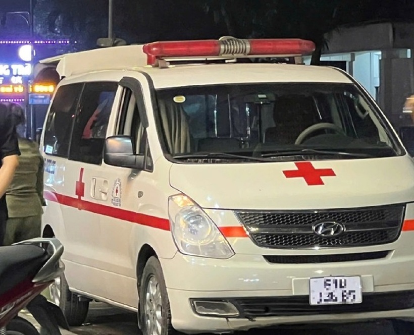 Xe cứu thương đến hiện trường. Ảnh: Thanh Niên